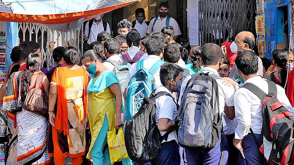 n ঘেঁষাঘেঁষি: স্কুল ছুটির পরে সামাজিক দূরত্বের বালাই না রেখেই ভিড় পড়ুয়াদের।