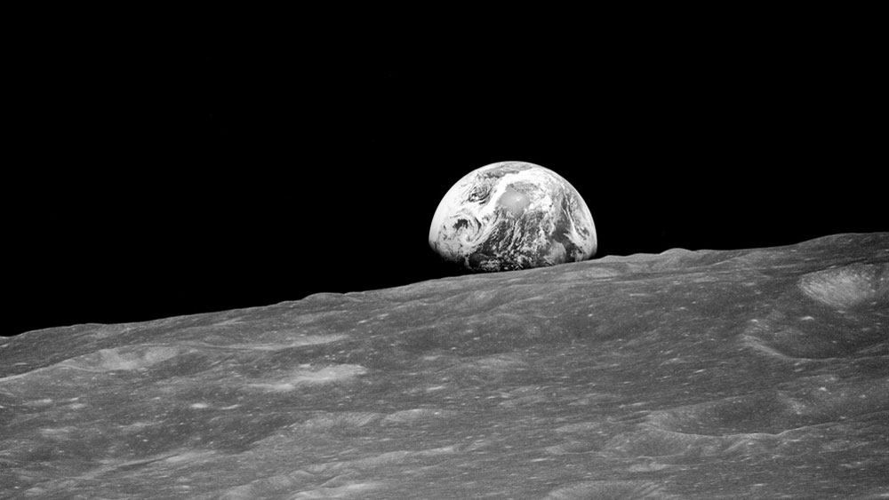 ২০২৩ সাল নাগাদ প্রথমে চাঁদের কক্ষপথে এবং পরে মঙ্গলের কক্ষপথে যাত্রী নিয়ে যাওয়ার কথা স্টারশিপের। চাঁদের কক্ষপথে ৭ দিন প্রদক্ষিণ করার পর ফিরে আসবে। এর জন্য দু-তিন বছর আগে থেকেই টিকিট বুকিং শুরু হবে।