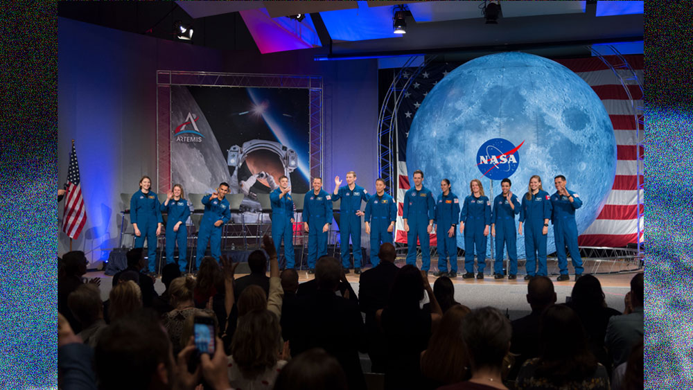 ২০২০ সালে এলনের এই স্টারশিপ গড়ে তোলার প্রকল্পকে নাসা সাড়ে ১৩ কোটি ডলার অনুদান দেয়। স্টারশিপকে চাঁদে নামানোর পরিকল্পনাও রয়েছে নাসার।