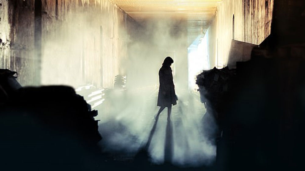 ঠিক যেন কোনও ভূতের সিনেমা। শৌচাগারে লাগানো আয়নার পিছনে মাঝারি মাপের গর্ত। সেই গর্ত দিয়ে অনবরত বইছে ঠান্ডা হাওয়া।