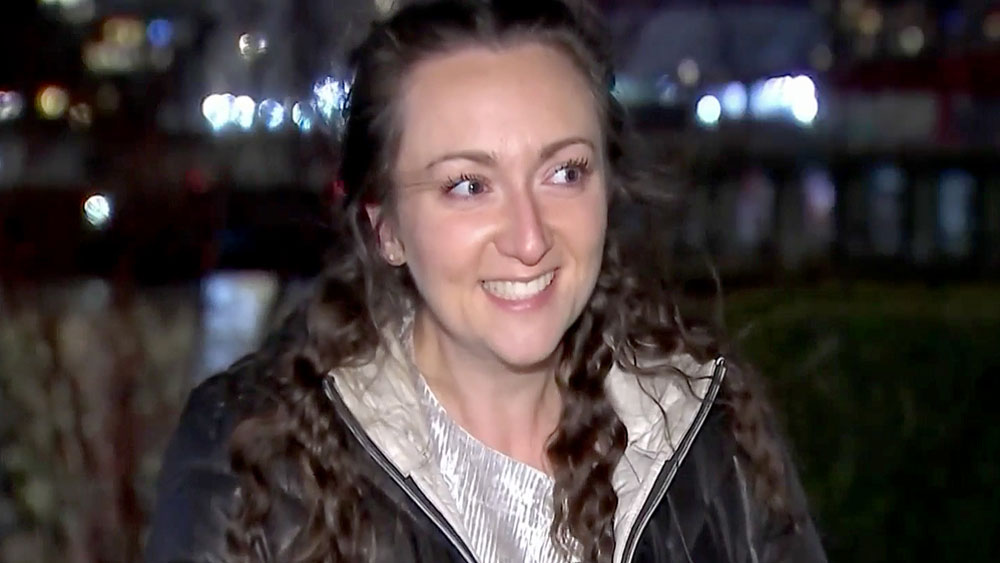 কিন্তু জানেন কি বাস্তবেও এমনই এক অভিজ্ঞতার সাক্ষী হলেন এক তরুণী! তাঁরও বাড়ির শৌচাগারে লাগানো আয়নার পিছনে ছিল এ রকমই গর্ত। সেই গর্তের ভিতরে প্রবেশ করে তরুণী কী দেখলেন?