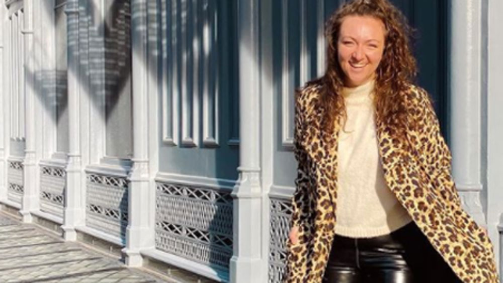 প্রথমে তিনি ভেবেছিলেন, ঘরে লাগানো গরম হাওয়ার যন্ত্রটি হয়তো খারাপ হয়ে গিয়েছে। সেখান থেকেই ঠান্ডা হাওয়া ঢুকছে।