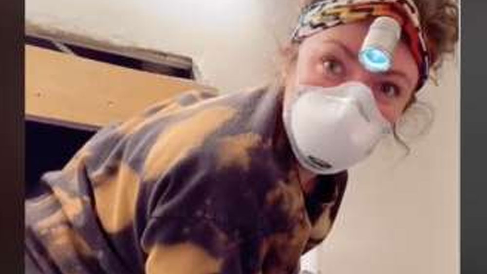 ঠান্ডা হাওয়ার উৎসও উদ্ধার করে ফেলেন তিনি। শৌচাগারের ভিতর থেকেই ওই শীতল হাওয়া ঢুকছিল। আরও বিশদে জানালে শৌচাগারে লাগানো আয়নার চারপাশ দিয়ে হাওয়া ঢুকছিল।