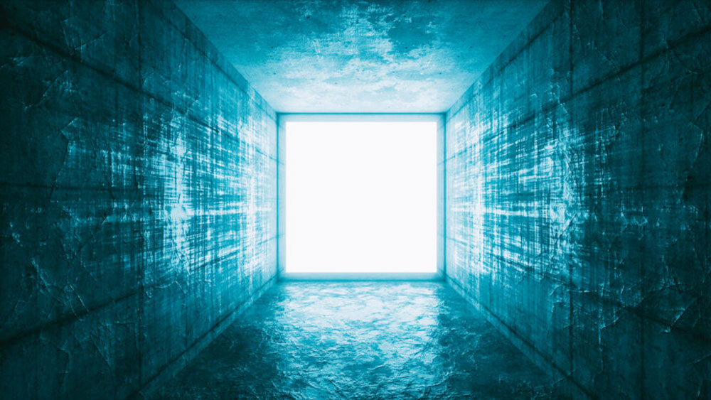 গর্তের ওপারে ছিল একটি আলাদা বাড়ি। যা তৈরির কাজ সম্পূর্ণ হয়নি। বাড়ির ইতিউতি নানা জিনিসপত্রে ছড়িয়ে ছিটিয়ে পড়েছিল।