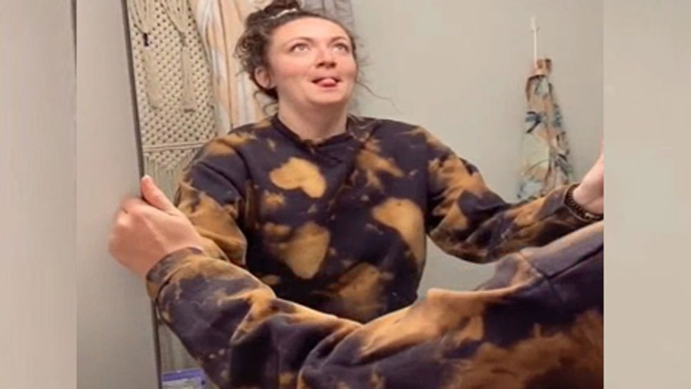 সেই গর্ত দিয়ে ঢুকে বাড়িটি পুরো ঘুরে দেখেন তরুণী। কোনও মানুষ সেখানে কোনও দিন থাকেননি। বাড়ির সদর দরজা খুলে বাইরেও বার হন তিনি।