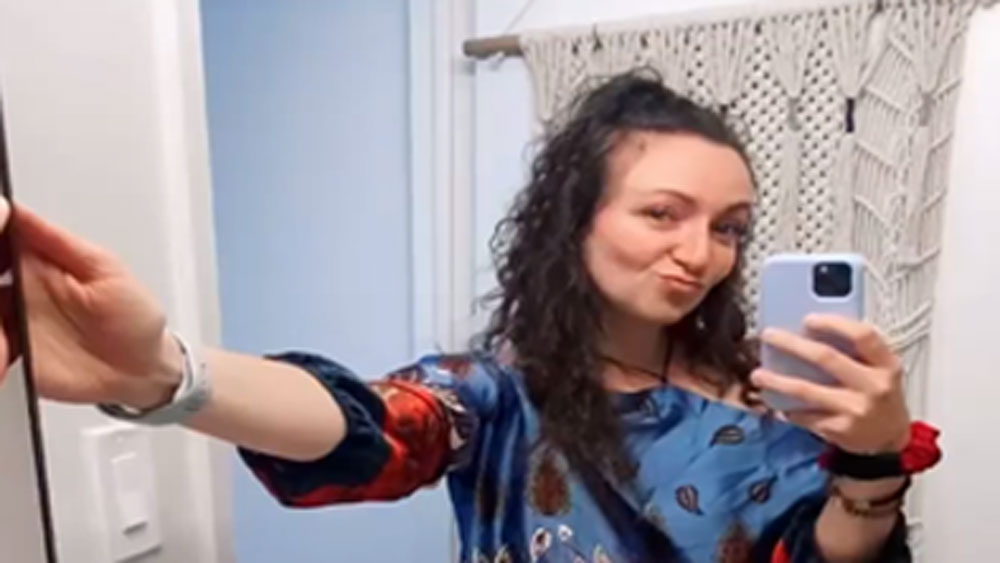 তার পর আবার সদর দরজা ভিতর থেকে বন্ধ করে ওই পথেই ফিরে আসেন। শৌচাগারের গর্ত দিয়ে নিজের বাড়িতে প্রবেশ করেন।