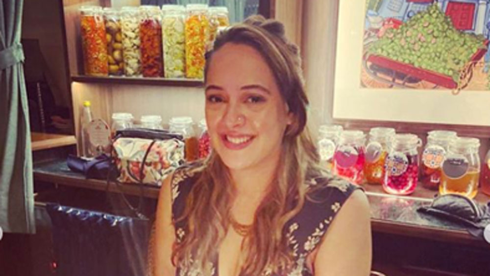 সুযোগ পেলেই রান্নাঘরে চলে যান যুবরাজ। সাদা ক্যাবিনেটের উপরে কালো রঙের কিচেন টপ, বেজ রঙের মার্বেলের মেঝেতে অনবদ্য হযে উঠেছে তাঁর রান্নাঘরও।