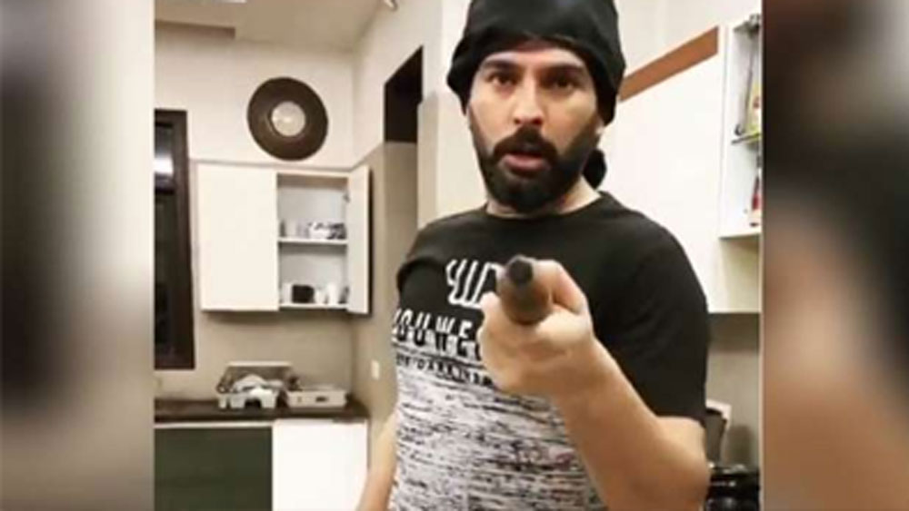 ঝকঝকে মার্বেলের মেঝে, কাচের দরজা এবং বিশালাকার জানলা রয়েছে ঘরে। সূর্যের আলোতেই আলোকিত হয়ে যায় ঘর।