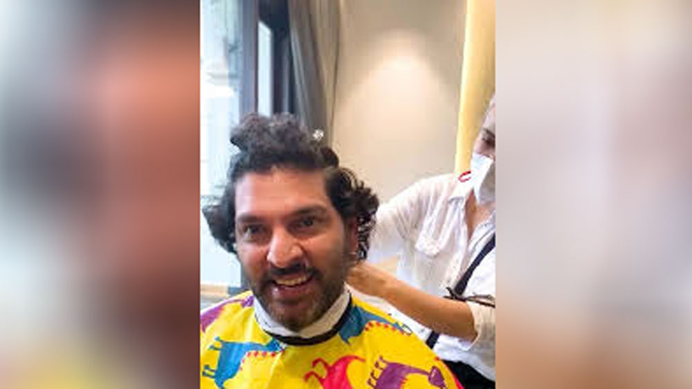 লকডাউনে নিজের শোওয়ার ঘরের ছবি অনুরাগীদের সামনে তুলে ধরেছিলেন যুবরাজ। সে সময় ঘরেই চুল কেটেছিলেন তিনি। সেই ভিডিয়োতেই তাঁর শোওয়ার ঘরের ছবি দেখেন অনুরাগীরা।