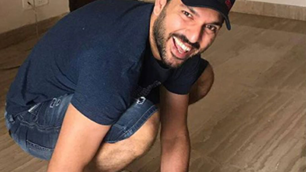 যুবরাজের বিলাসবহুল ফ্ল্যাটে ঢুকলে প্রথমেই চোখে পড়বে বিশালাকার একটি বৈঠকখানা। আরামদায়ক সোফা, মানানসই পাপস, আরামকেদারা এবং একটি কফি টেবিল— খুব ছিমছাম রেখেছেন বৈঠকখানা।