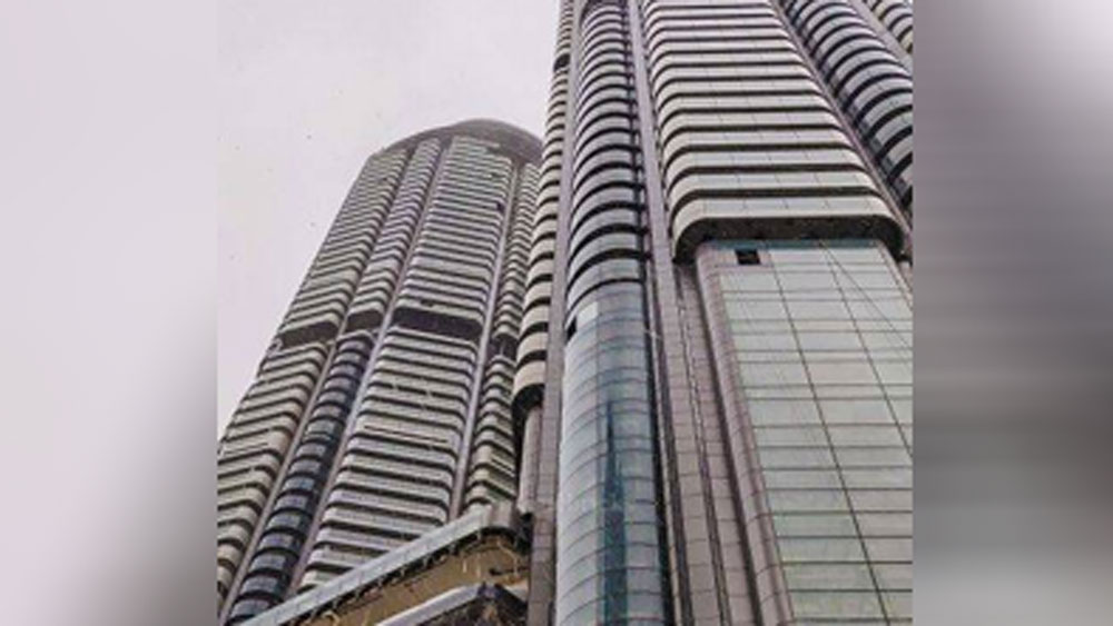 যুবরাজের আবাসনেই থাকেন বিরাট কোহালি এবং অনুষ্কা শর্মা। মু্ম্বইয়ের ওই আবাসনের নাম ওমকার ১৯৭৩ টাওয়ার সি।