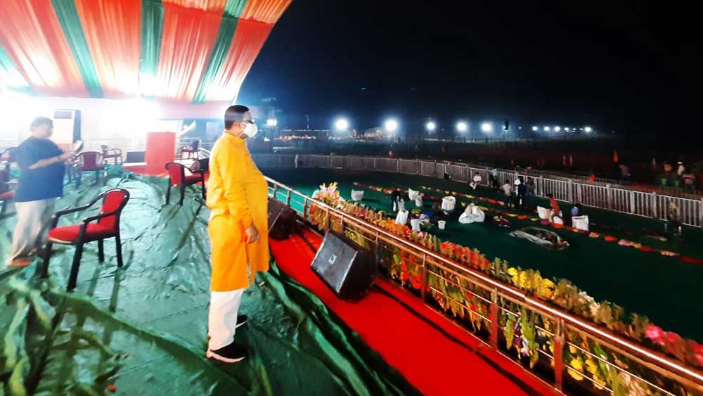 শনিবার রাতে শেষ মুহূর্তের প্রস্তুতি।