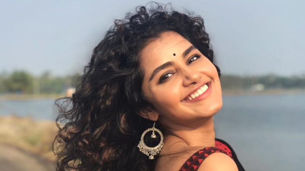 ক্রিকেট-বলিউড গাঁটছড়া নতুন নয়। সেই তালিকায় এ বার নাকি জুড়তে চলেছে যশপ্রীত বুমরার নাম। জাতীয় দলের সেরা পেসার নাকি দক্ষিণী সুন্দরী অনুপমা পরমেশ্বরণের প্রেমে পড়েছেন। কিছু দিনের মধ্যেই তাঁদের বিয়ে। এই গুঞ্জনকে মজবুত করেছে চলতি সিরিজে ইংল্যান্ডের বিরুদ্ধে চতুর্থ টেস্ট থেকে বুমরার সরে দাঁড়ানোয়। তিনি নাকি বিয়ের জন্যই এই বিরতি নিয়েছেন। 