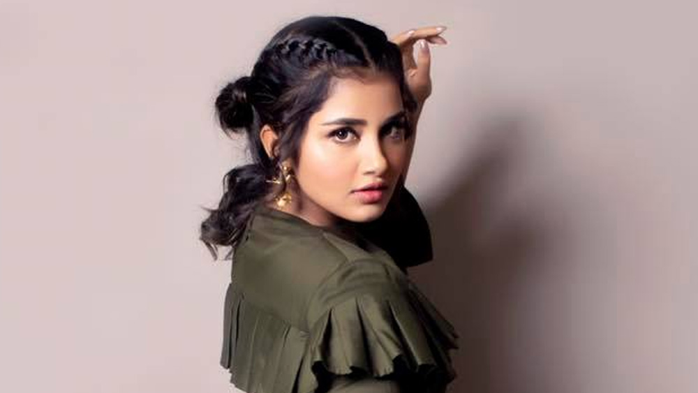 মডেলিংয়ের দুনিয়াতেও তিনি প্রথম সারির একটি নাম। বেশ কিছু নামী পত্রিকার প্রচ্ছদে তাঁকে দেখা গিয়েছে।