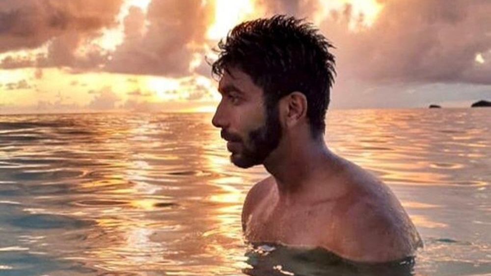 তবে বুমরার জীবনে অনুপমাই প্রথম প্রেমের গুঞ্জন নন। এর আগে অভিনেত্রী রাশি খন্নার সঙ্গে তাঁর সম্পর্ক ছিল বলে শোনা গিয়েছিল।