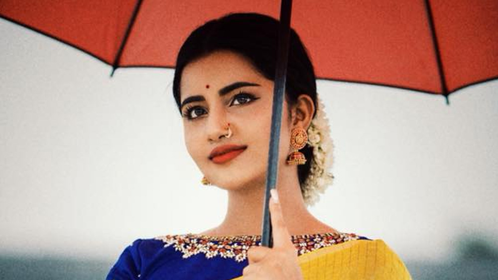 তামিল রোমান্টিক কমেডি ‘থাল্লি পোগাথে’-তে অভিনয় করছেন অনুপমা। তার শ্যুটিংয়ের জন্য বিভিন্ন শহরে তাঁকে ঘুরতে হচ্ছে বলে দাবি তাঁর পরিজনদের।