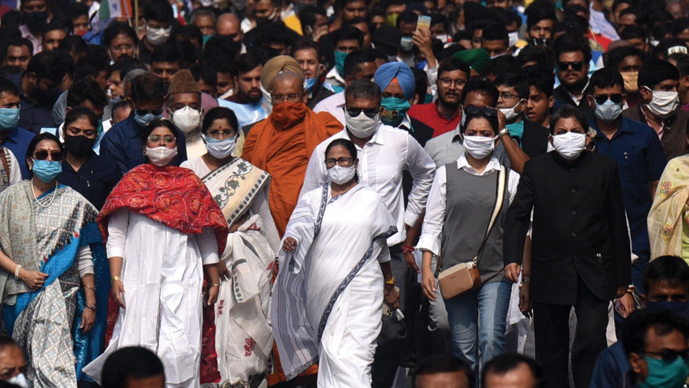 সরাসরি: রান্নার গ্যাসের দাম বৃ্দ্ধির প্রতিবাদে শিলিগুড়িতে মমতার মিছিল 