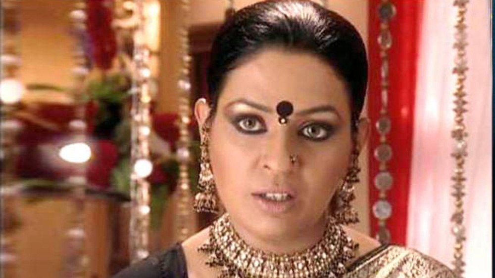 দু’জনে মিলেই বিচ্ছেদের সিদ্ধান্ত নিয়েছেন বলে জানান অশ্বিনী। ২০০২ সালে বিচ্ছেদের পরে কিছু দিন বান্দ্রার এক রেস্তরাঁ মালিকের সঙ্গে সম্পর্ক ছিল অশ্বিনীর। যদিও সেটা গোপন ছিল বহু দিন। তাঁর সেই প্রেমও কেন ভেঙে গেল? সেই প্রসঙ্গেও নীরব অশ্বিনী।