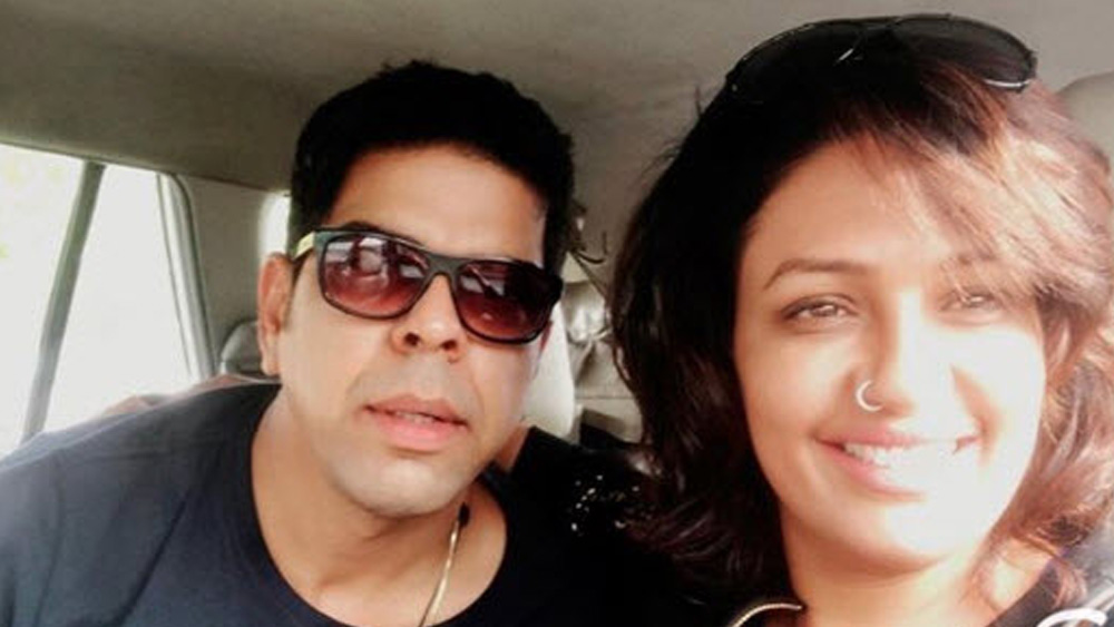 রক্ষণশীল কোঙ্কনি পরিবারে জন্মগ্রহণ করা অশ্বিনীর পরিবারে অভিনয়ের ধারা আগে ছিল না। তাঁর বাবা অনিল কলসেকর পেশায় ব্যাঙ্ককর্মী। স্নাতক হওয়ার পরে তিনি অভিনয়কে পেশা হিসেবে গ্রহণ করার সিদ্ধান্ত নেন। নয়ের দশকের গোড়ায় তিনি ১ বছর অভিনয়ের প্রশিক্ষণ নেন নীনা গুপ্তর কাছ থেকে।