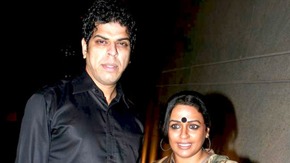 এর পর ৩ বছর অশ্বিনী মঞ্চাভিনয়েরও প্রশিক্ষণ নেন। অভিনয়ের পাশাপাশি তিনি এক জন কত্থক শিল্পীও। অশ্বিনীর মতো তাঁর স্বামীও ব্যস্ত অভিনেতা। তিনি অবশ্য ধারাবাহিকের তুলনায় ছবির পর্দায় বেশি পরিচিত মুখ। ‘ঘর জামাই’, ‘সায়া’ ধারাবাহিকের অভিনেতা মুরলী বলিউডের বহু ছবিতে অভিনয় করেছেন।