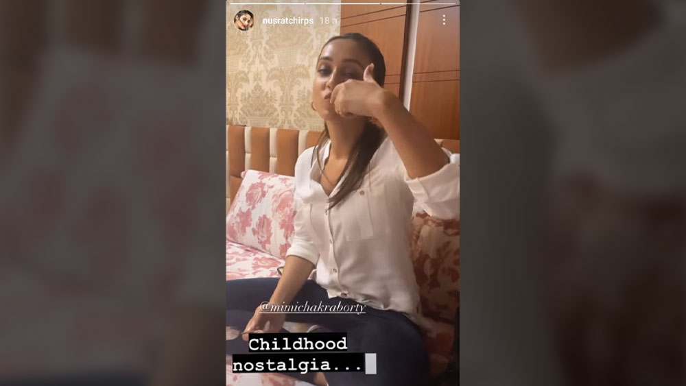 মোমো খেতে ব্যস্ত মিমি।