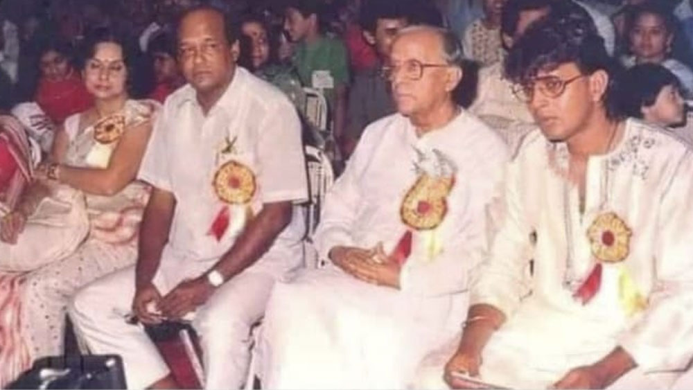 মৃণাল সেনের ছায়াছবি ‘তাহাদের কথা’র শিবনাথ বা ‘মৃগয়া’র ঘিনুয়া চরিত্র পর্দা থেকে উঠে এসে শোরগোল তুলেছিল বাস্তবেও। কখনও বিপ্লবী, কখনও তির-ধনুক হাতে ফুঁসে ওঠা সাঁওতাল যুবক। স্বাভাবিক ভাবেই ওই সব ছবির নায়ক মিঠুন এক সময় এ রাজ্যের বামনেতাদের ঘনিষ্ঠ হয়ে উঠেছিলেন। তৎকালীন মুখ্যমন্ত্রী জ্যোতি বসু এবং সিপিএম নেতা সুভাষ চক্রবর্তীর সঙ্গে তাঁর সম্পর্কের ‘গভীরতা’ ছিল সর্বজনবিদিত।