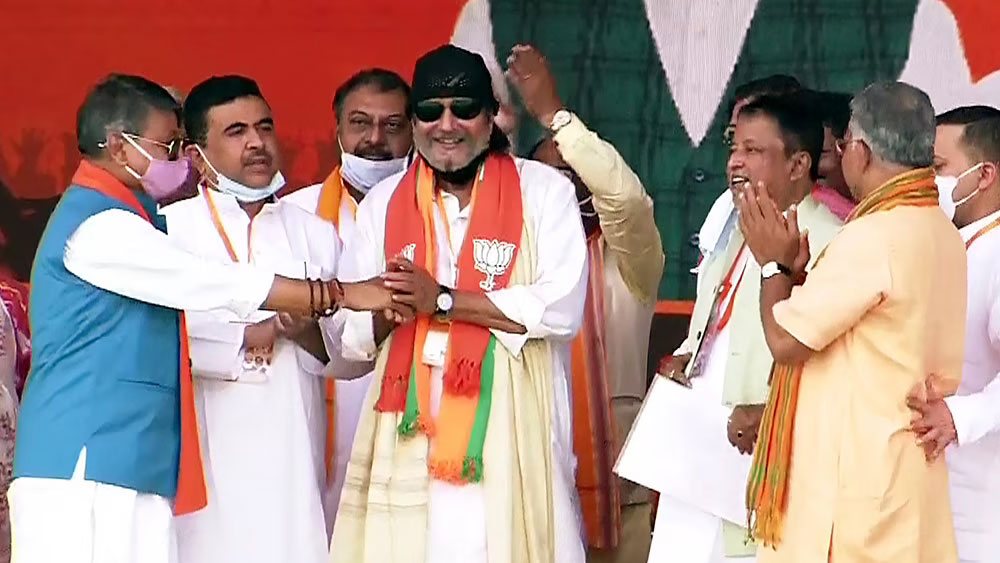 আবার সেই বামেদের সম্পর্কেই রবিবার ব্রিগেডের ময়দান থেকে যখন একের পর এক তোপ দাগছেন মোদী, তখন হাসতেও দেখা গিয়েছে মিঠুনকে। মোদী বলেন, ‘‘বামপন্থীরা এক সময় বলতেন কংগ্রেসের কালো হাত ভেঙে দাও, গুঁড়িয়ে দাও। আমি জানতে চাই, আজ সেই কালো হাতের কী হল! কালো হাত ফর্সা হয়ে গেল কী ভাবে? যে হাতকে বামপন্থীরা কালো ভাবতেন, আজ তা সাদা হল কী ভাবে? যে হাত গুঁড়িয়ে দিতে চাইতেন, আজ সেই হাত ধরেই এগোচ্ছেন।’’ মোদীর এই মন্তব্যে হাসি চেপে রাখতে পারেননি একদা বাম-ঘনিষ্ঠ মিঠুন।