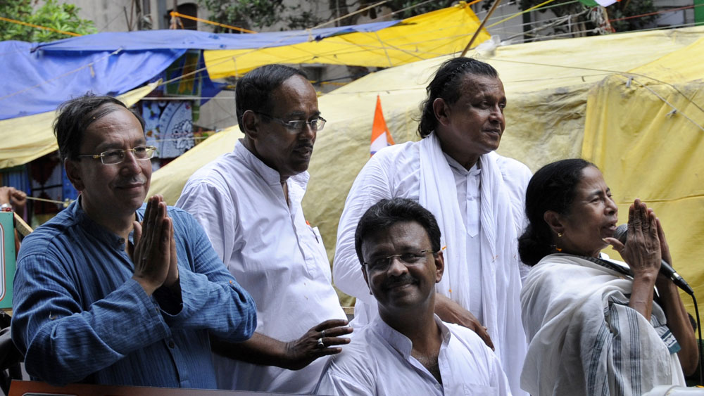  সুভাষ চক্রবর্তীর প্রয়াণের পর থেকে মিঠুনের সঙ্গে বামেদের দূরত্ব একটু একটু করে বাড়তে থাকে। যত দিন গড়ায় ততই সেই দূরত্ব অপরিমেয় হয়ে ওঠে। তত দিনে রাজ্য রাজনীতিতে ক্রমশই ভর বাড়ছে তৃণমূলের। এর পর থেকে জোড়াফুল শিবিরের সঙ্গে ক্রমশই ঘনিষ্ঠতা বাড়তে থাকে তাঁর।