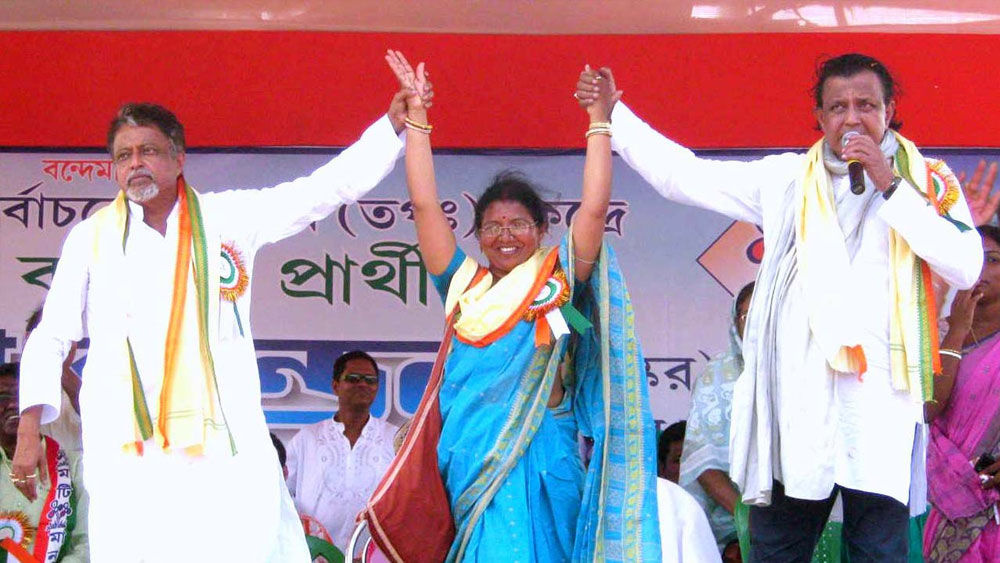 এর পর নিয়ম করেই জোড়াফুল শিবিরের একাধিক নেতার সঙ্গে মিঠুনের ওঠাবসা এবং ঘনিষ্ঠতাও বাড়তে থাকে। কিন্তু সারদা কেলেঙ্কারিতে নাম জড়িয়ে যাওয়ার পর, রাজনীতিতে বীতশ্রদ্ধ হয়ে ২০১৬ সালে সাংসদ পদ থেকে ইস্তফা দেন তিনি।