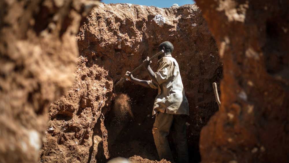 সোনা খোঁজার ভিডিয়ো নেটমাধ্যমে শেয়ার করেছেন সাংবাদিক আহমেদ আলগোবারি। ২ মার্চ আহমেদের সেই ভিডিয়ো ইতিমধ্যে ভাইরাল হয়েছে। রবিবার পর্যন্ত সাড়ে ২৭ হাজারেরও বেশি নেটাগরিক সেই ভিডিয়ো দেখে ফেলেছেন।