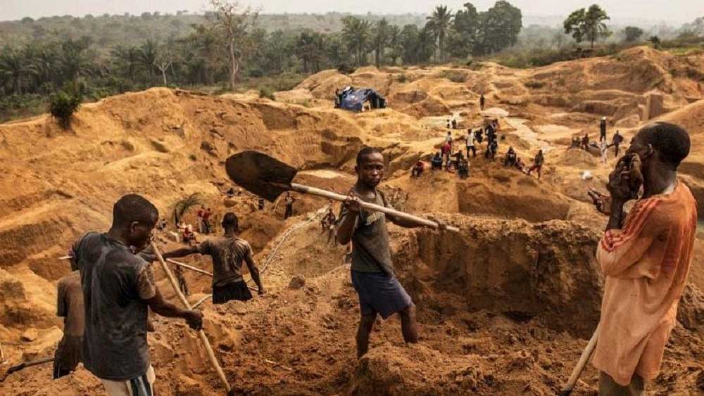 লুহিহির পাহাড়ের কথা শোনামাত্রই ওই এলাকায় ছুটে গিয়েছেন হাজার হাজার মানুষ। পাহাড় খুঁড়ে সোনা খুঁজতে লেগেছেন সকলেই। 