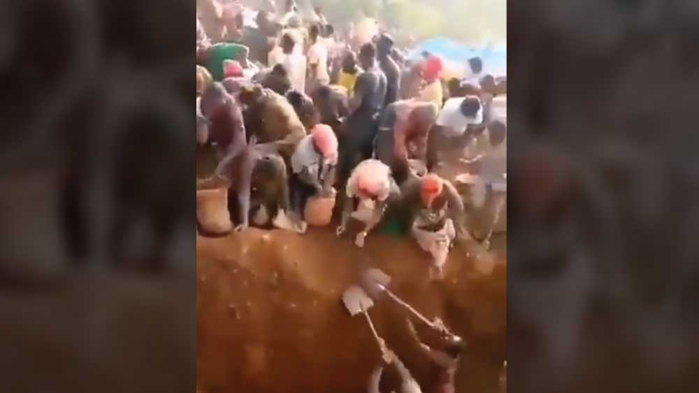 কী রয়েছে ভিডিয়োতে? ওই ভিডিয়োতে দেখা গিয়েছে, ওই পাহাড় ঘিরে ভিড়ে ভিড়াক্কার। গাঁইতি-শাবল-বেলচা দিয়ে লুহিহির পাহাড়ের পাথুরে মাটি খুঁড়ে সোনা খুঁজছেন গ্রামবাসীরা। 