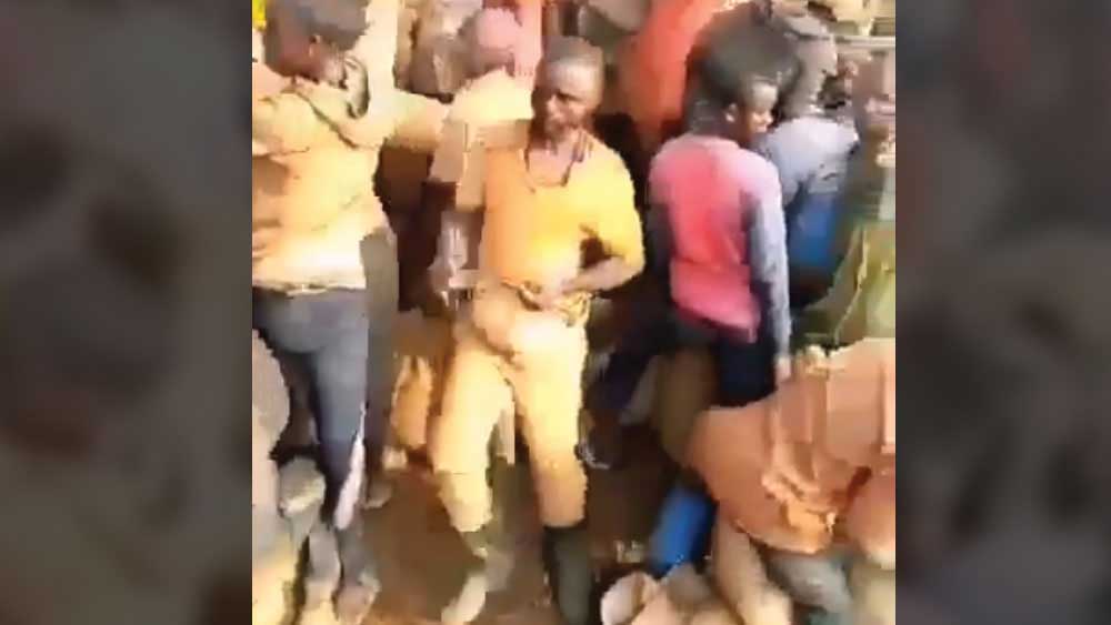 অনেকে তো খালি হাতেই পাহাড়ের মাটি সংগ্রহ করতে লেগেছেন। এর পর সেই মাটি তুলে নিয়ে গিয়ে তাতে সোনা খুঁজছেন। ভিডিয়োয় একজনকে দেখা গিয়েছে, নিজের টি-শার্ট উল্টে তাতে মাটি ভরে নিয়ে যাচ্ছেন। 