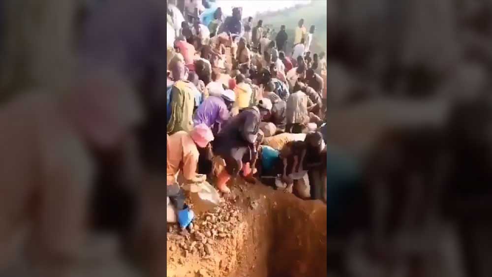 সোনার খোঁজে সকলেই পাহাড়ের মাটি তুলে নিয়ে যাচ্ছেন। অবস্থা এমনই যে ওই পাহাড়ের গায়ে আস্ত একটা খাদের সমান গর্তই হয়ে গিয়েছে। 