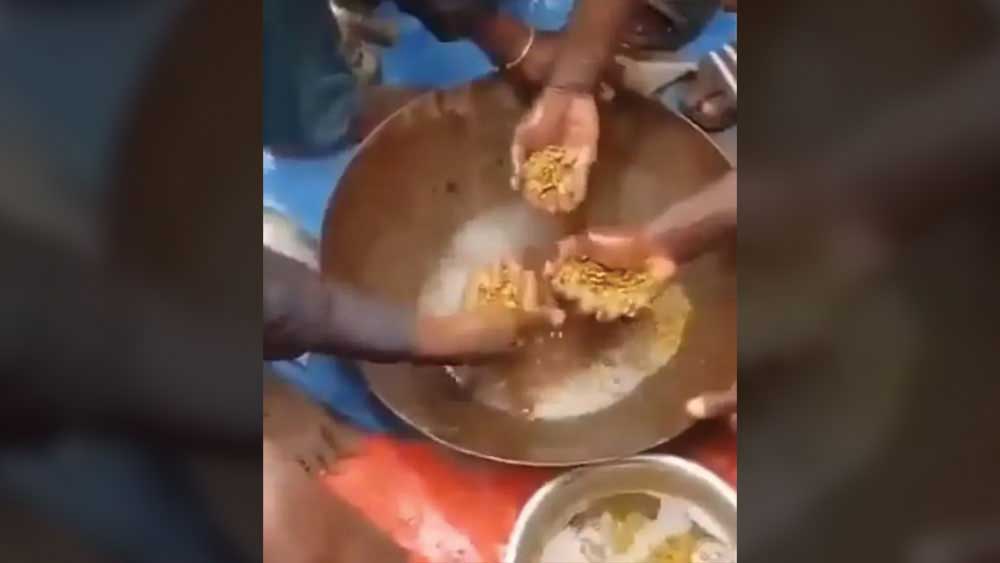 আহমেদ জানিয়েছেন, পাথুরে মাটি থেকে সোনার উপাদান আলাদা করতে একটি পাত্রের জলে তা ধুয়ে নিচ্ছেন গ্রামবাসীরা। এ ভাবেই হাতের মুঠোয় উঠে আসছে সোনা!