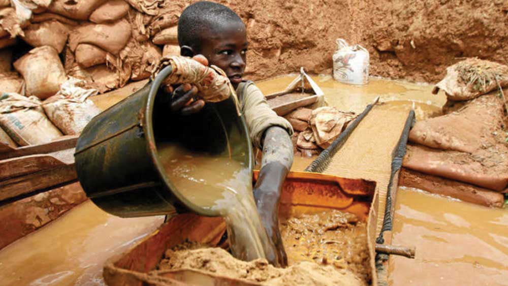 রাষ্ট্রপুঞ্জের তরফে গত বছর একটি রিপোর্টে দাবি করা হয়েছিল, কঙ্গোতে সোনা-সহ অন্যান্য মূল্যবান ধাতব পদার্থের যত পরিমাণ খনন হয়, তার বেশির ভাগই নথিবদ্ধ করা হয় না। 