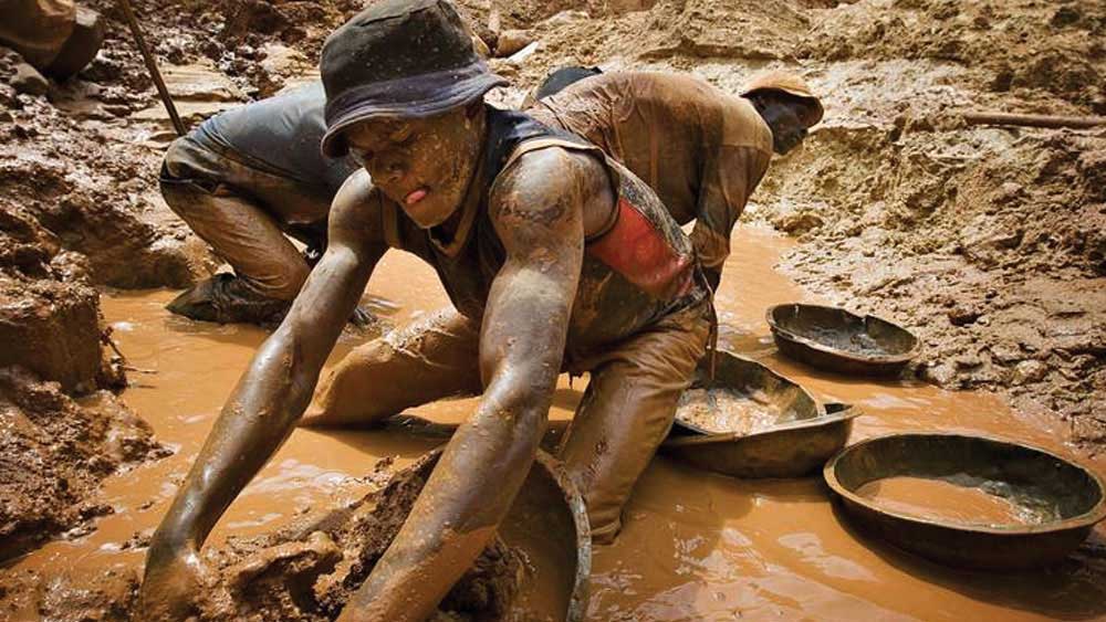 তবে কোথায় যায় ওই মূল্যবান পদার্থ? রাষ্ট্রপূঞ্জের দাবি, কঙ্গোর পূর্বপ্রান্তের দেশগুলির মধ্যে দিয়ে সে সবই পাচার করা হয়।