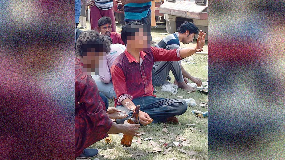  ময়দানে সমাবেশে এসেও বসেছে মদের আসর। নিজস্ব চিত্র