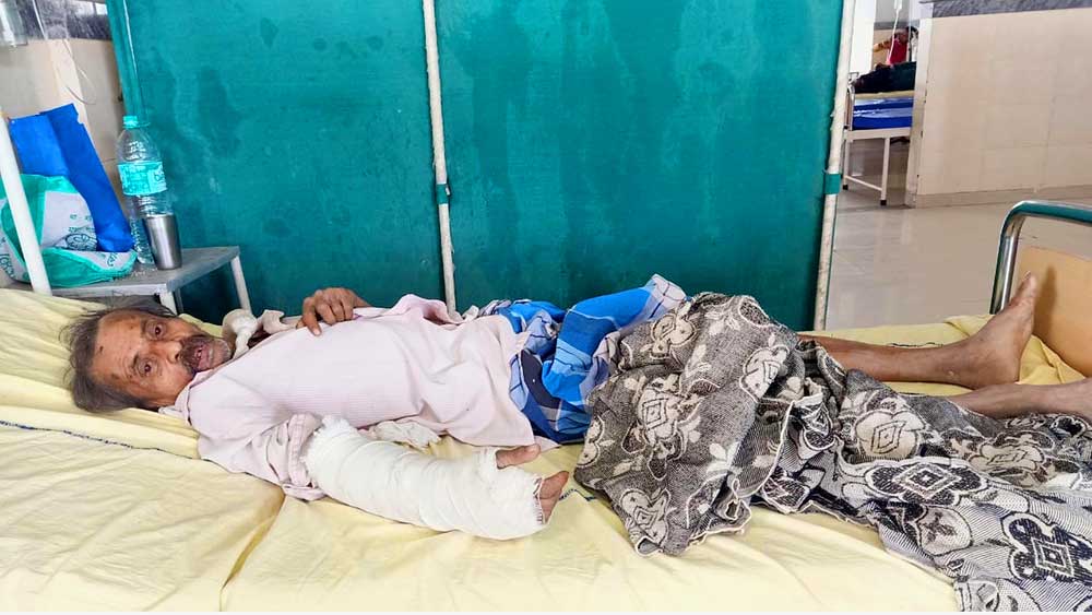 হাসপাতালে প্রভাতবাবু। নিজস্ব চিত্র।