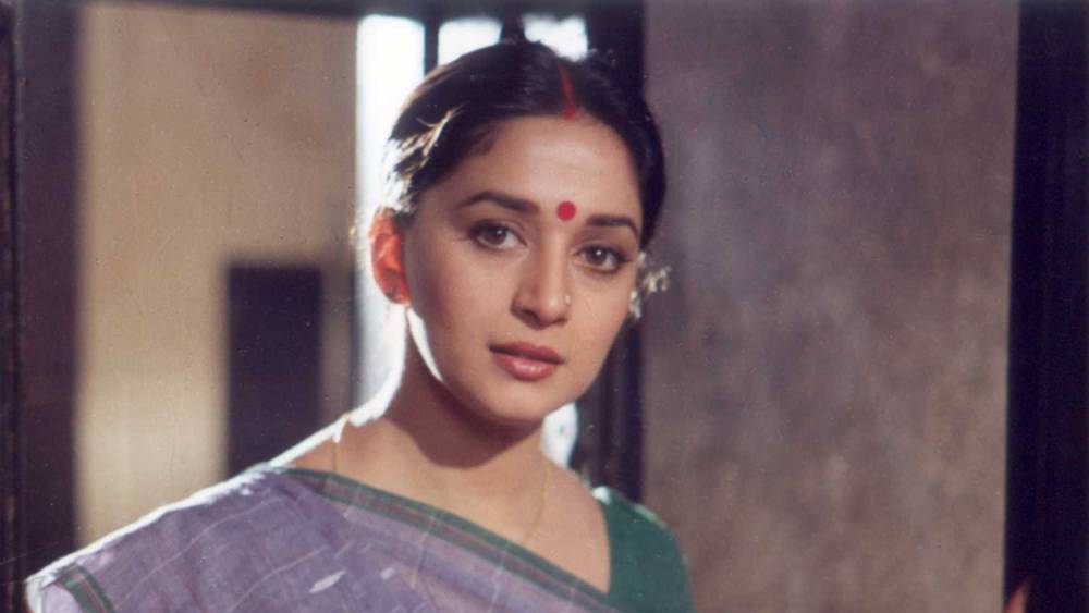 সুন্দরী মাধুরী অভিনয় জানতেন। দক্ষ ছিলেন কত্থকেও। কিন্তু তিনি ইন্ডাস্ট্রিতে বহিরাগত ছিলেন।