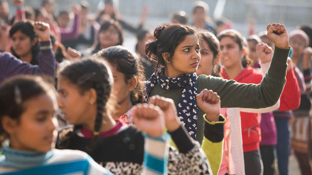 বাড়ি সামলেও বাইরে সামলাতে পারে মেয়েরা।