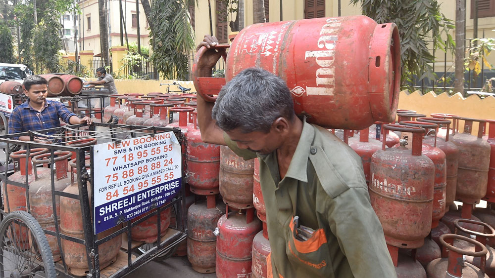মনমেজাজ ভাল ছিল না। কারণ, ৮৪৫ টাকা ৫০ পয়সা আজ গুনে গুনে দিয়েছি। দু’মাসে চারবার দাম বাড়ানোর জন্য নয়। 