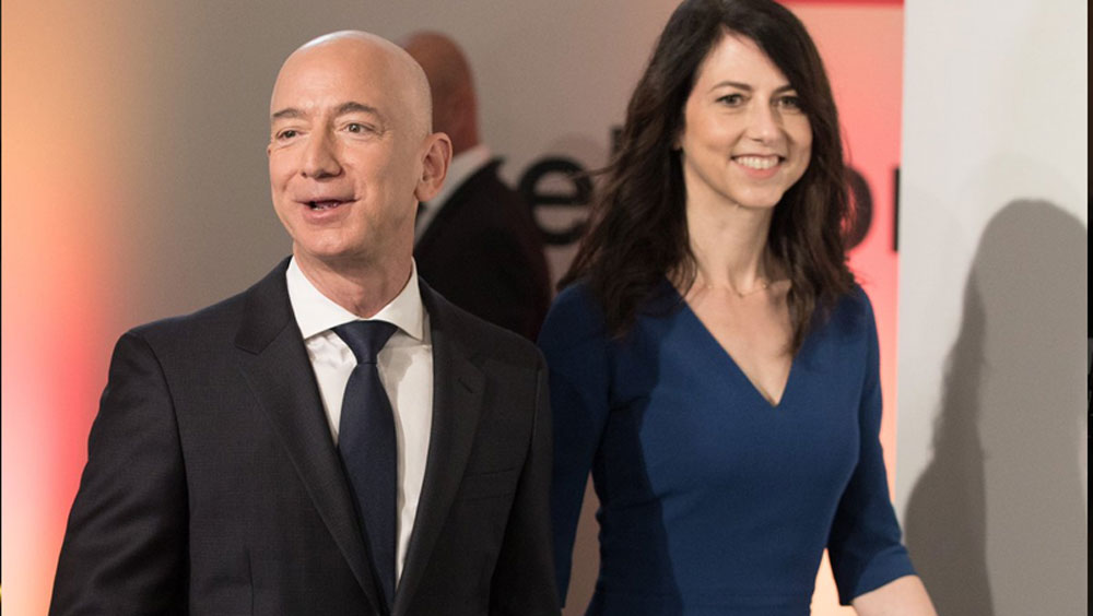 বিচ্ছেদের পর নিজের সম্পত্তির বেশিরভাগটাই দান করে দেওয়ার প্রতিশ্রুতি দিয়েছিলেন ম্যাকেঞ্জি। জেফ এবং ম্যাকেঞ্জির বিচ্ছেদ ছিল বিশ্বের সবচেয়ে দামি বিচ্ছেদ।