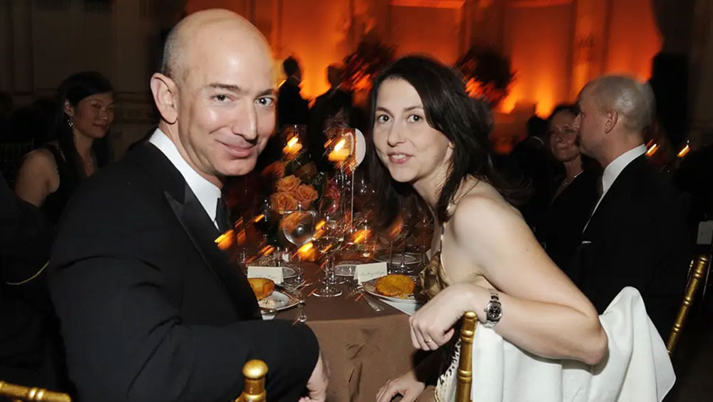 জেফের সঙ্গে ম্যাকেঞ্জি ২৫ বছর দাম্পত্য জীবন কাটিয়েছেন। ২০১৯ সালে জেফের সঙ্গে লরেন সাঞ্চেজ নামে এক মহিলার ঘনিষ্ঠতার খবর সামনে আসার পর পরই তাঁদের বিচ্ছেদ হয়।