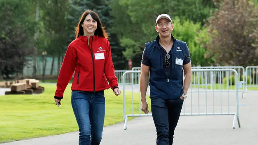 অ্যামাজন কর্তা জেফের সঙ্গে বিচ্ছেদের পর তিনি তাঁর অর্থ থেকে অনুদান দিয়েই অন্যদের সাহায্য করার প্রতিশ্রুতি দিয়েছিলেন। এই নিয়ে ‘দ্য গিভিং প্লেজ’ নামে একটি প্রচারেও যোগ দিয়েছিলেন তিনি।