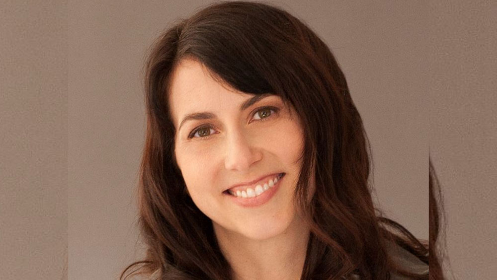 গত ডিসেম্বরে তিনি শতাধিক সংস্থায় ৪১০ কোটি ডলার দান করেছিলেন কোভিড ১৯ অতিমারির বিরুদ্ধে লড়াইয়ের জন্য।