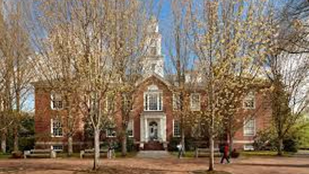 ওয়াশিংটনের লেকসাইড স্কুলের রসায়ন বিদ্যা পড়ান ড্যান। ওয়াশিংটনের খুব নামজাদা স্কুল এটি। এই স্কুলের প্রাক্তনী বিল গেটসও।