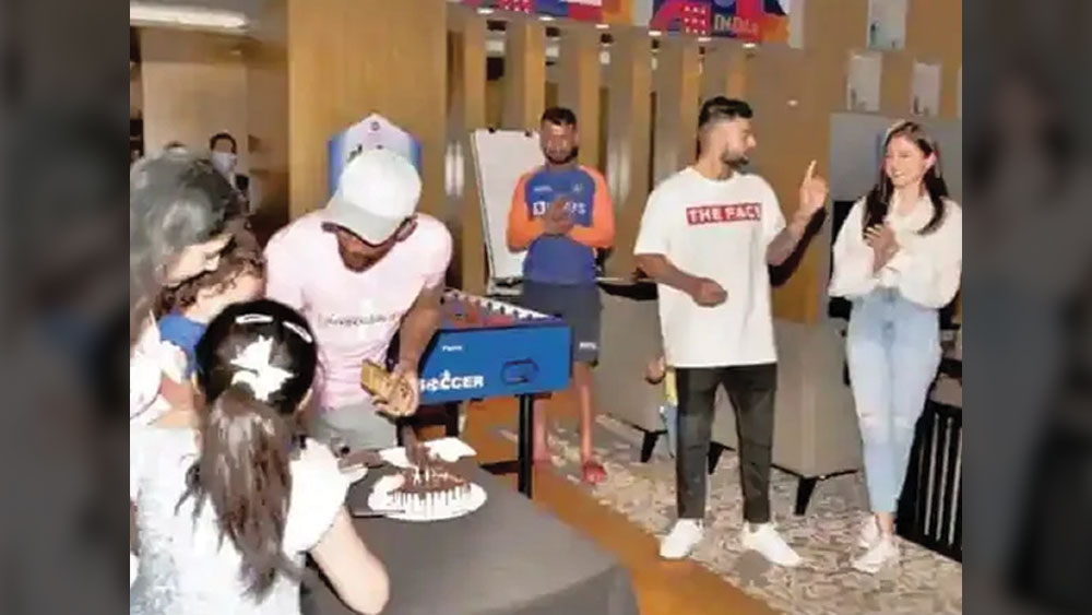  কেক কাটায় অংশ নেন বিরাট ও অনুষ্কা।