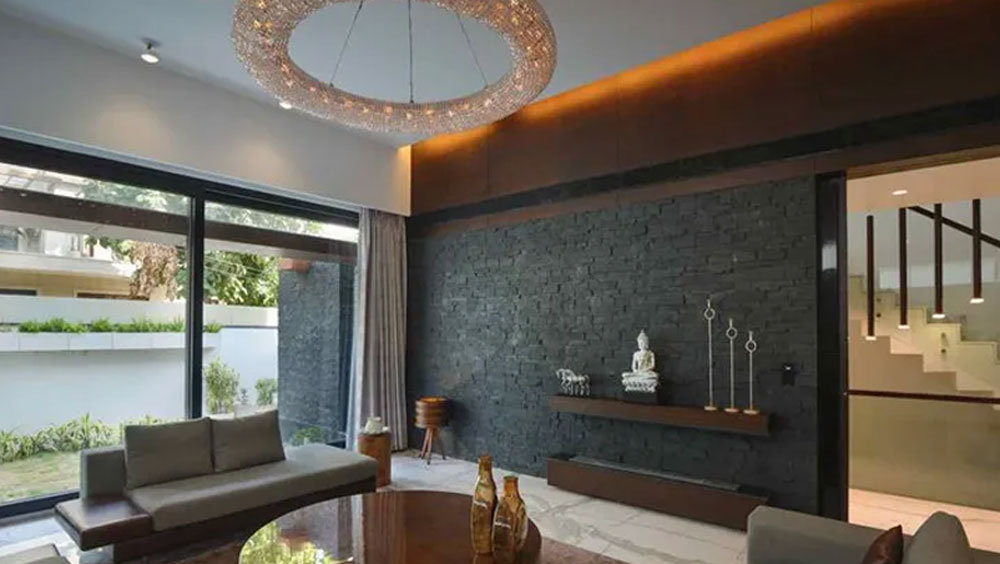 অনুষ্কা শর্মার সঙ্গে বিয়ের পর পরই তিনি এই বাড়িটি কিনেছিলেন। সময় পেলেই বিরাট এবং অনুষ্কা গুরুগ্রামের এই বাড়িতে এসে ওঠেন।