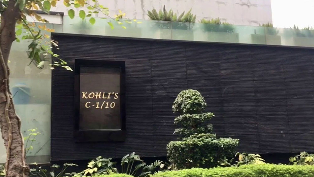 সাড়ে ৪ হাজার বর্গফুটের ওই বাড়ি কোনও প্রাসাদের থেকে কম নয়। আধুনিকতম অন্দরমহলে আভিজাত্যের ছাপ স্পষ্ট।